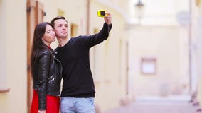Фото Selfie кавказскими парами путешествуя в Европе Романтичные женщина и человек перемещения в собственной личности влюбленности сток-видео Фото Selfie кавказскими парами путешествуя в Европе Романтичные женщина и человек перемещения в собственной личности влюбленности сток-видео