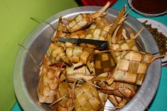 Фото еды Ketupat, тип типичной еды, который служат во время торжеств Eid стоковые фото Фото еды Ketupat, тип типичной еды, который служат во время торжеств Eid стоковые фото