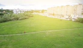 Фото от трутня в городе в лете 2 людей, счастливом временени Стоковая Фотография RF Фото от трутня в городе в лете 2 людей, счастливом временени Стоковая Фотография RF