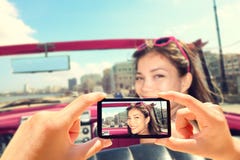 Фотографировать с умным телефоном женщины в автомобиле стоковое изображение Фотографировать с умным телефоном женщины в автомобиле стоковое изображение