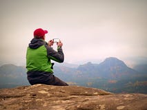 Фотография человека телефоном Отключение в горах, острая империя утеса стоковые фото Фотография человека телефоном Отключение в горах, острая империя утеса стоковые фото