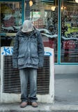Франция paris 10-December-2018 Портрет бездомного человека перед магазином во время рождества стоковые изображения rf Франция paris 10-December-2018 Портрет бездомного человека перед магазином во время рождества стоковые изображения rf