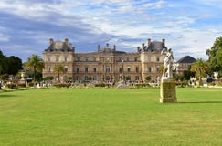 Франция paris Люксембургские сады толпить с туристами, латинским кварталом Дворец, трава и статуи Люксембурга стоковая фотография Франция paris Люксембургские сады толпить с туристами, латинским кварталом Дворец, трава и статуи Люксембурга стоковая фотография