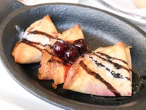 Француз крепирует с соусом и вишнями шоколада в reastaurant в Париже, рецепте блинчиков стоковое фото rf Француз крепирует с соусом и вишнями шоколада в reastaurant в Париже, рецепте блинчиков стоковое фото rf