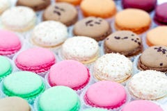 Французские macaroons в бумаге стоковое фото Французские macaroons в бумаге стоковое фото
