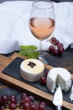 Французские мягкие сыры, разнообразие различного natura молока козы вкуса стоковое фото Французские мягкие сыры, разнообразие различного natura молока козы вкуса стоковое фото