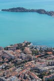 Французский riviera Накидка Ferrat осмотренное от плато Свят-Мишеля стоковые фотографии rf Французский riviera Накидка Ferrat осмотренное от плато Свят-Мишеля стоковые фотографии rf