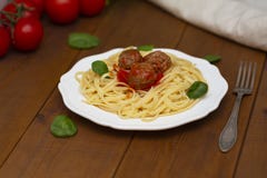 Фрикадельки макаронных изделий спагетти с томатным соусом, базиликом, сыром пармезан трав на деревянной предпосылке стоковое изображение Фрикадельки макаронных изделий спагетти с томатным соусом, базиликом, сыром пармезан трав на деревянной предпосылке стоковое изображение