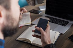 Фрилансер парня битника успешный беседуя на мобильном телефоне во время работы расстояния в со-работе стоковое изображение Фрилансер парня битника успешный беседуя на мобильном телефоне во время работы расстояния в со-работе стоковое изображение