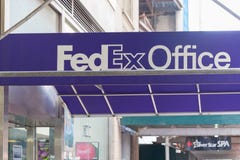 Фронт и вход к офису Federal Express продают положение в розницу в Манхаттане стоковое фото Фронт и вход к офису Federal Express продают положение в розницу в Манхаттане стоковое фото