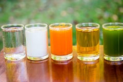 Фруктовые соки, апельсиновый сок, яблочный сок, сок киви, с молоком и водой в стекле стоковые фото Фруктовые соки, апельсиновый сок, яблочный сок, сок киви, с молоком и водой в стекле стоковые фото