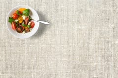 Фруктовый салат в белом шаре цвета с сияющей ложкой стоковая фотография Фруктовый салат в белом шаре цвета с сияющей ложкой стоковая фотография