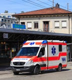 Фургон машины скорой помощи в Швейцарии Стоковое фото RF Фургон машины скорой помощи в Швейцарии Стоковое фото RF