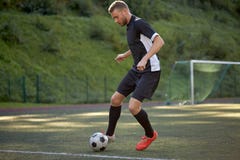 Футболист играя с шариком на футбольном поле стоковые фото Футболист играя с шариком на футбольном поле стоковые фото
