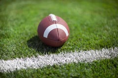 Футбол коллежа на цели с defocused предпосылкой стоковая фотография Футбол коллежа на цели с defocused предпосылкой стоковая фотография