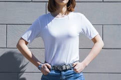 Футболка и джинсовая ткань пробела шаблона и модель-макета белая представляя против серой стены улицы, для магазина печати иллюстрация вектора Футболка и джинсовая ткань пробела шаблона и модель-макета белая представляя против серой стены улицы, для магазина печати иллюстрация вектора