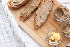 Хлеб с pate телятины и кролика с маслом на бамбуковой доске Взгляд сверху стоковое изображение rf Хлеб с pate телятины и кролика с маслом на бамбуковой доске Взгляд сверху стоковое изображение rf