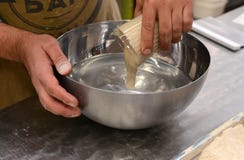 Хлебопеки делая handmade ломти хлеба в хлебопекарне семьи формируя тесто в tradional формируют в Софии, Болгарии на сентября Стоковая Фотография Хлебопеки делая handmade ломти хлеба в хлебопекарне семьи формируя тесто в tradional формируют в Софии, Болгарии на сентября Стоковая Фотография