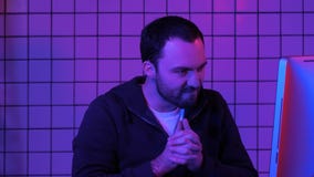 Хакер со злым программированием взгляда стоковая фотография rf Хакер со злым программированием взгляда стоковая фотография rf