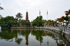 Ханой, Вьетнам - Mai 01, 2019: Люди посещают пагоду Tran Quoc на западном озере самый старый буддийский висок в Ханое стоковое фото rf Ханой, Вьетнам - Mai 01, 2019: Люди посещают пагоду Tran Quoc на западном озере самый старый буддийский висок в Ханое стоковое фото rf