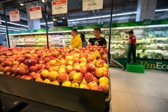Ханой, Вьетнам - 10-ое июля 2017: Свежие фрукты на полке в супермаркете Vinmart, улице Minh Khai Стоковые Изображения RF Ханой, Вьетнам - 10-ое июля 2017: Свежие фрукты на полке в супермаркете Vinmart, улице Minh Khai Стоковые Изображения RF