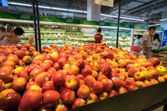 Ханой, Вьетнам - 10-ое июля 2017: Свежие фрукты на полке в супермаркете Vinmart, улице Minh Khai Стоковое Изображение RF Ханой, Вьетнам - 10-ое июля 2017: Свежие фрукты на полке в супермаркете Vinmart, улице Minh Khai Стоковое Изображение RF