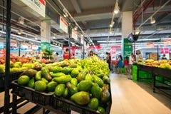 Ханой, Вьетнам - 10-ое июля 2017: Свежие фрукты на полке в супермаркете Vinmart, улице Minh Khai Стоковая Фотография Ханой, Вьетнам - 10-ое июля 2017: Свежие фрукты на полке в супермаркете Vinmart, улице Minh Khai Стоковая Фотография
