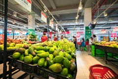 Ханой, Вьетнам - 10-ое июля 2017: Свежие фрукты на полке в супермаркете Vinmart, улице Minh Khai Стоковое Фото Ханой, Вьетнам - 10-ое июля 2017: Свежие фрукты на полке в супермаркете Vinmart, улице Minh Khai Стоковое Фото