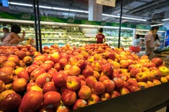 Ханой, Вьетнам - 10-ое июля 2017: Свежие фрукты на полке в супермаркете Vinmart, улице Minh Khai Стоковое Изображение RF Ханой, Вьетнам - 10-ое июля 2017: Свежие фрукты на полке в супермаркете Vinmart, улице Minh Khai Стоковое Изображение RF