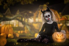 Хеллоуин, праздники, концепция masquerade - портрет молодой маленькой красивой девушки с составом черепа на предпосылке тыкв Ha стоковая фотография Хеллоуин, праздники, концепция masquerade - портрет молодой маленькой красивой девушки с составом черепа на предпосылке тыкв Ha стоковая фотография