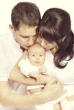 Хи новорожденного младенца, матери и отца поцелуя семьи Newborn целуя стоковое изображение rf Хи новорожденного младенца, матери и отца поцелуя семьи Newborn целуя стоковое изображение rf