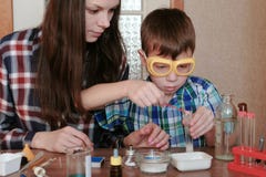 Химия экспериментирует дома Мама и сын делают химическую реакцию с отпуском газа в пробирке стоковая фотография rf Химия экспериментирует дома Мама и сын делают химическую реакцию с отпуском газа в пробирке стоковая фотография rf