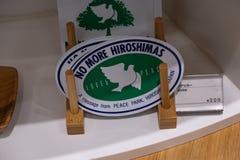 ХИРОСИМА, ЯПОНИЯ - 5-ОЕ ФЕВРАЛЯ 2018: Стикеры никакого больше Hiroshimas с миром нырнули для продажи в мемориальном музее стоковая фотография ХИРОСИМА, ЯПОНИЯ - 5-ОЕ ФЕВРАЛЯ 2018: Стикеры никакого больше Hiroshimas с миром нырнули для продажи в мемориальном музее стоковая фотография