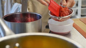 Хлебопекарня и урок кулинарии печений Студень клубники на шпателе Варенья и шпатель ягоды стоковое фото rf Хлебопекарня и урок кулинарии печений Студень клубники на шпателе Варенья и шпатель ягоды стоковое фото rf