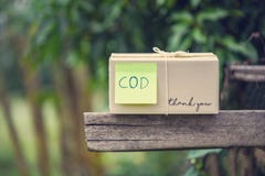Ходить по магазинам доставки ecommerce наличного расчета при выдаче заказа грузя онлайн и концепция заказа стоковые фото Ходить по магазинам доставки ecommerce наличного расчета при выдаче заказа грузя онлайн и концепция заказа стоковые фото