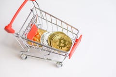Ходя по магазинам тележка вагонетки с bitcoin монеток, покупая товарами для секретной валюты стоковые изображения Ходя по магазинам тележка вагонетки с bitcoin монеток, покупая товарами для секретной валюты стоковые изображения