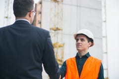 Хозяйничайте главный handshaking с инженерами работников и зарплата давать в конверте стоковые фото Хозяйничайте главный handshaking с инженерами работников и зарплата давать в конверте стоковые фото