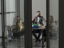 Хозяйничайте обвинять работника для плохих результатов, конфликта стоковые фото Хозяйничайте обвинять работника для плохих результатов, конфликта стоковые фото