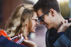 Хозяйственные сумки нося красивых молодых любящих пар и наслаждаться совместно стоковые фото Хозяйственные сумки нося красивых молодых любящих пар и наслаждаться совместно стоковые фото