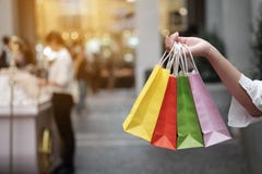 Хозяйственные сумки продажи удерживания молодой женщины стоковое фото rf Хозяйственные сумки продажи удерживания молодой женщины стоковое фото rf