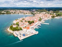 Хорватский городок Porec, берег Адриатического моря голубой лазурной бирюзы, полуострова Istrian, Хорватии Колокольня, красные кр стоковое фото Хорватский городок Porec, берег Адриатического моря голубой лазурной бирюзы, полуострова Istrian, Хорватии Колокольня, красные кр стоковое фото