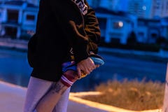 Хорошая форменная тонкая девушка нагревая для jogging стоковое фото Хорошая форменная тонкая девушка нагревая для jogging стоковое фото