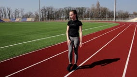 Хорошее смотря сидение на корточках тренировки простирания ноги верхнего тела разминки девушки молодого active подходящее для тог сток-видео Хорошее смотря сидение на корточках тренировки простирания ноги верхнего тела разминки девушки молодого active подходящее для тог сток-видео