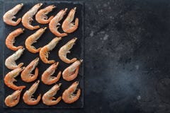 Хороший выбор сырцовых креветок для обедающего на каменной плите еда вареников предпосылки много мясо очень Рамка для вашего текс стоковая фотография rf Хороший выбор сырцовых креветок для обедающего на каменной плите еда вареников предпосылки много мясо очень Рамка для вашего текс стоковая фотография rf