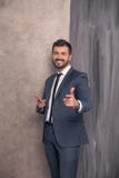 Хороший выглядя красивый счастливый бизнесмен стоит в его офисе указы стоковое фото Хороший выглядя красивый счастливый бизнесмен стоит в его офисе указы стоковое фото