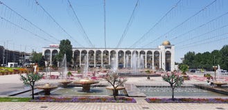 Хорошо украшенная центральная площадь Бишкека, столицы Кыргызстана стоковые фото Хорошо украшенная центральная площадь Бишкека, столицы Кыргызстана стоковые фото