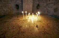 Христиане освещают свечи, церковь святого Sepulchre - Jerusal стоковые изображения Христиане освещают свечи, церковь святого Sepulchre - Jerusal стоковые изображения