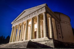 Христианский висок Антонио Canova Римская и греческая религиозная архитектура, строящ как пантеон и Парфенон церковь Италия Стоковое Фото Христианский висок Антонио Canova Римская и греческая религиозная архитектура, строящ как пантеон и Парфенон церковь Италия Стоковое Фото