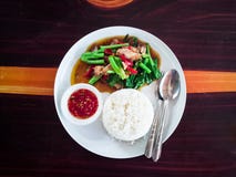 Хрустящая свинина листовой капусты с Тайской кухней стоковая фотография Хрустящая свинина листовой капусты с Тайской кухней стоковая фотография