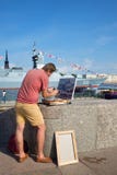 Художник красит изображение с воинским кораблем на обваловке Адмиралитейства в Санкт-Петербурге стоковые фотографии rf Художник красит изображение с воинским кораблем на обваловке Адмиралитейства в Санкт-Петербурге стоковые фотографии rf